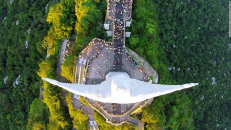 مجسمه حضرت مسیح در برزیل روزانه بازدید کننده‌های زیادی را به خودش می‌بیند